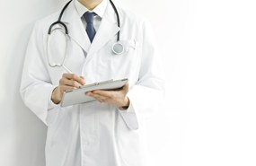Médico urologista com prancheta