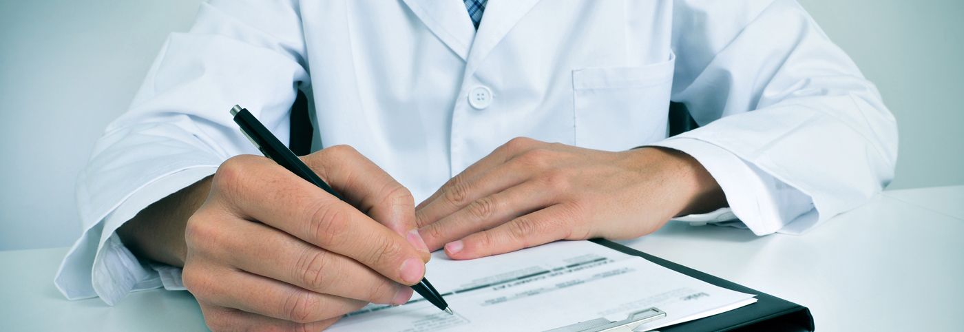 Médico preenchendo o prontuário do paciente