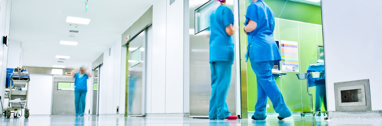 Equipe médica no corredor do hospital