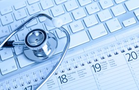Estetoscópio sobre calendário para marcar consulta